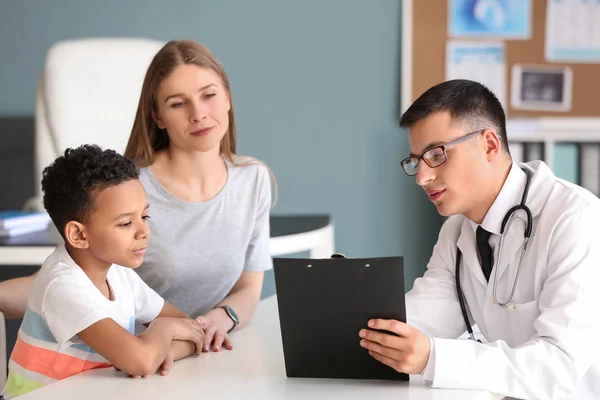 Afrikanisch-amerikanischer Junge mit Mutter beim Kinderarzt — Stockfoto