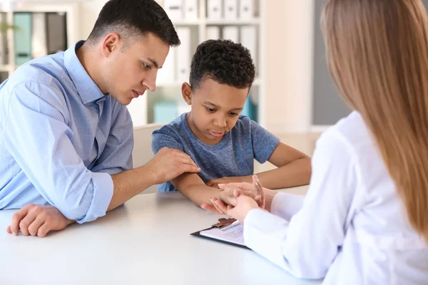 Pediatrician examining African-American boy in clinic — Stock Photo, Image