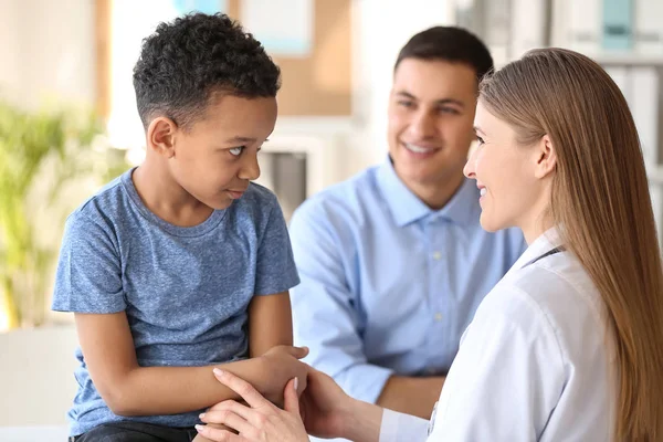 Kinderarzt untersucht afrikanisch-amerikanischen Jungen in Klinik — Stockfoto