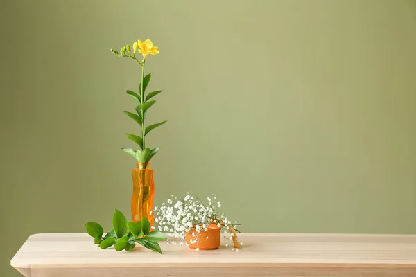 Renk arka plan masaya güzel çiçek — Stok fotoğraf