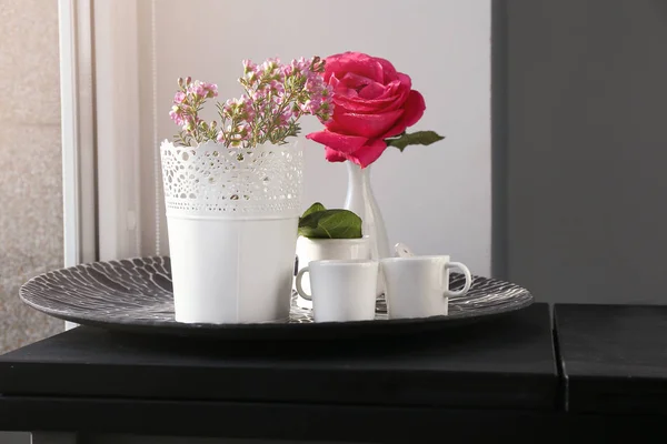 Лоток з красивими квітами на столі біля вікна — стокове фото