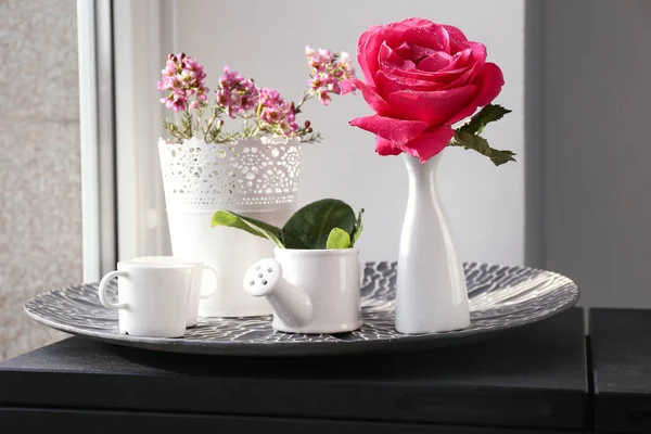 Bandeja con hermosas flores en la mesa cerca de la ventana —  Fotos de Stock