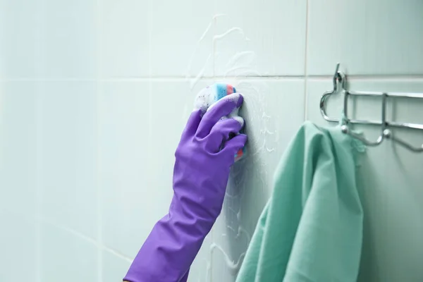 Frau putzt Fliesen im Badezimmer — Stockfoto