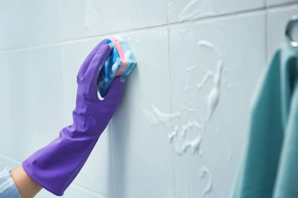 Mujer azulejos de limpieza en el baño —  Fotos de Stock