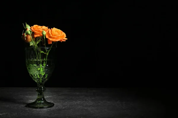 Koyu arka plan üzerinde güzel çiçekli vazo — Stok fotoğraf