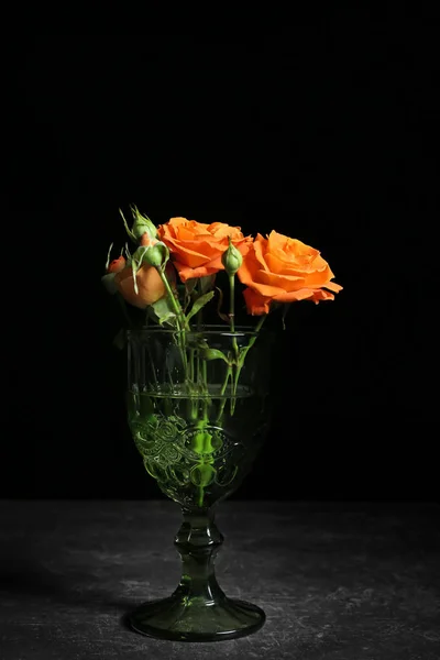 Vase mit schönen Blumen auf dunklem Hintergrund — Stockfoto