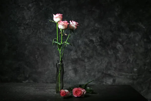 Vaso con bellissimi fiori su sfondo scuro — Foto Stock