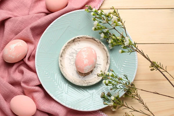 Ahşap tablo Easter Yumurta ile plakalar — Stok fotoğraf