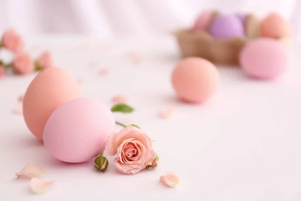 Húsvéti tojás, a fehér asztal — Stock Fotó