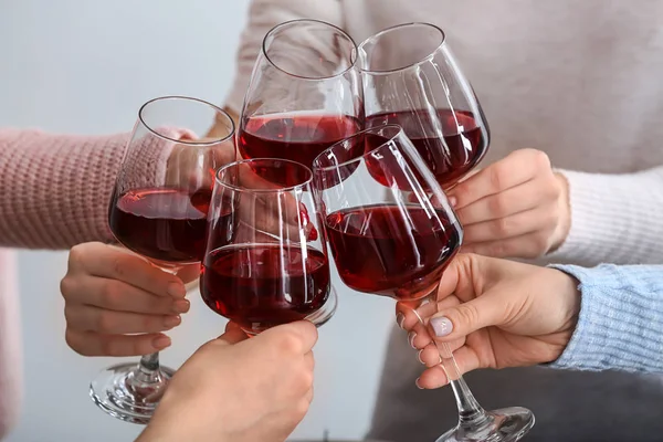 Amis cliquetis verres avec vin savoureux à la fête — Photo