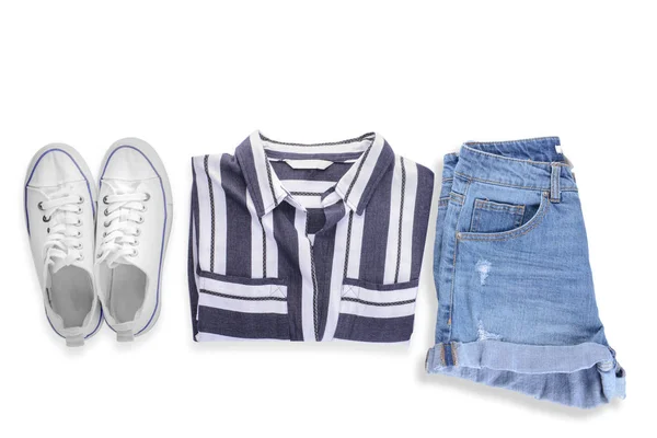 Camicia con sneakers e shorts su sfondo bianco — Foto Stock