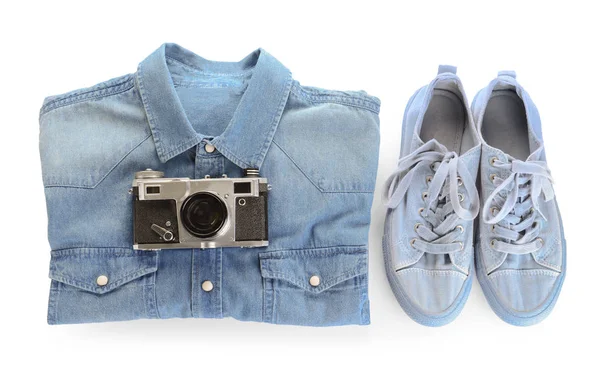 Camisa com sapatilhas e câmera de fotos no fundo branco — Fotografia de Stock