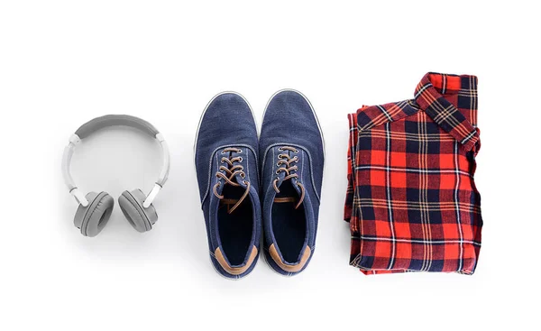 Shirt met sneakers en koptelefoon op witte achtergrond — Stockfoto