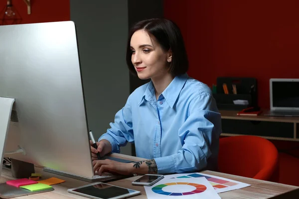 Designerin arbeitet im Büro — Stockfoto