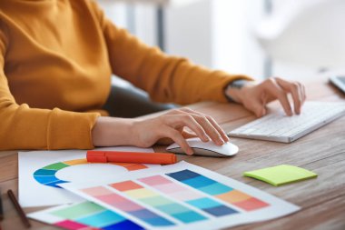 Ofiste çalışan kadın tasarımcı