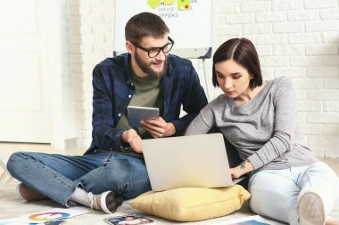 Tasarımcılar evde proje üzerinde çalışıyor