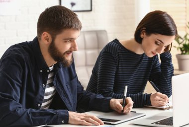 Office proje üzerinde tasarımcılar