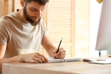 Ofiste çalışan erkek tasarımcı