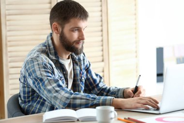 Ofiste çalışan erkek tasarımcı