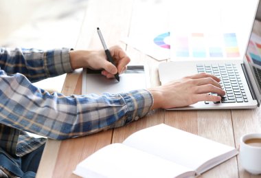 Ofiste çalışan erkek tasarımcı