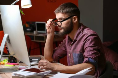 Gece geç saatlerde ofiste çalışan erkek tasarımcı