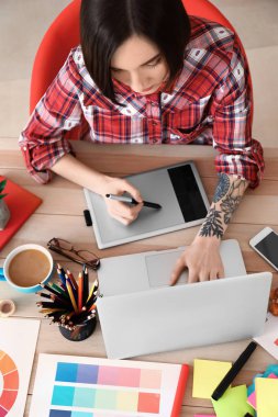 Ofiste çalışan kadın tasarımcı