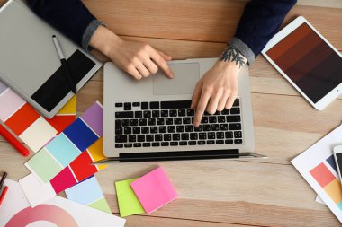 Ofiste çalışan kadın tasarımcı