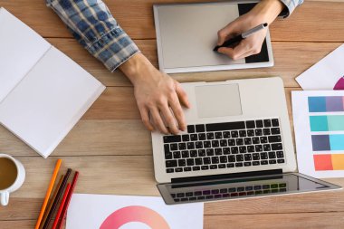 Ofiste çalışan erkek tasarımcı