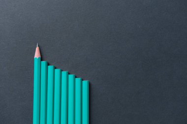 Bir kalem whittled gri arka plan üzerinde kör olanlar arasında. Benzersizlik kavramı