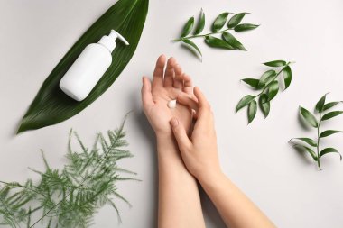 Eller üzerinde açık renkli doğal krem