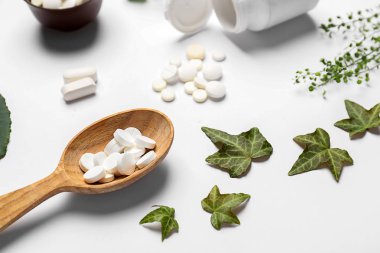 Farklı bitki hapları beyaz zemin üzerine dayalı.