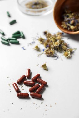 Beyaz arka plan bitki esaslı hapları