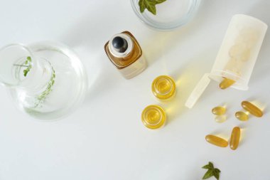 Telafiler doğal bitki ile beyaz masaya ayıklamak