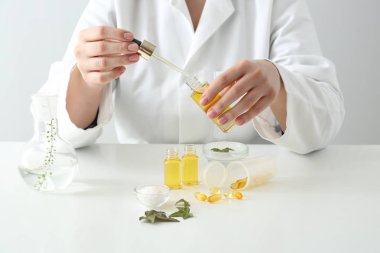 Doğal esans masasında doktorla