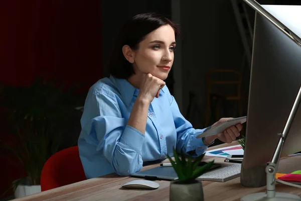 Kobiecy Projektant pracujący w biurze późnym wieczorem — Zdjęcie stockowe