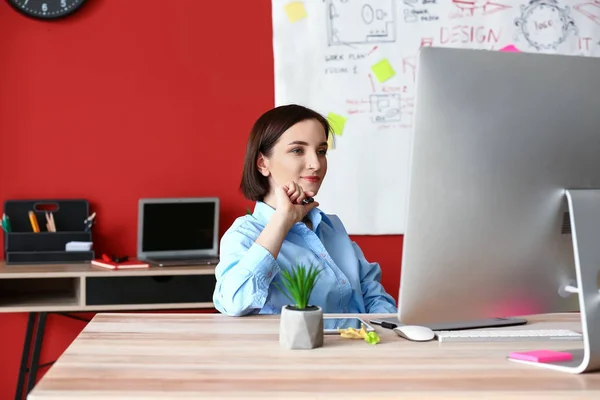 Designer féminin travaillant au bureau — Photo