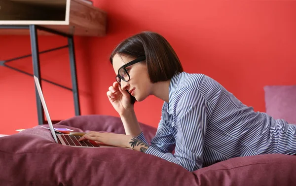 Designer feminina trabalhando com laptop em casa — Fotografia de Stock