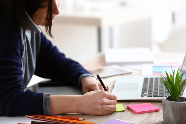 Diseñadora femenina trabajando en oficina — Foto de Stock