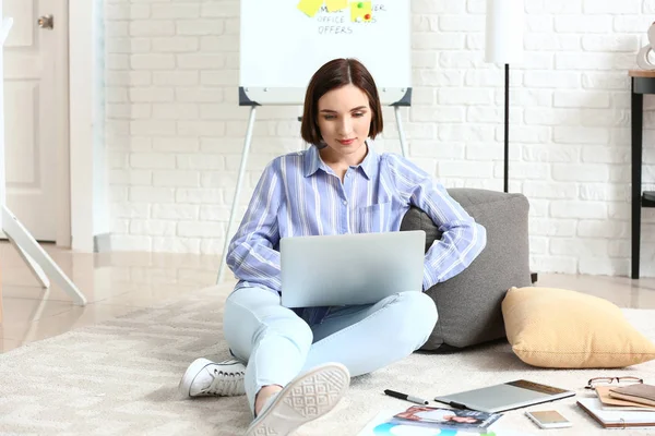 Designer feminina trabalhando em casa — Fotografia de Stock