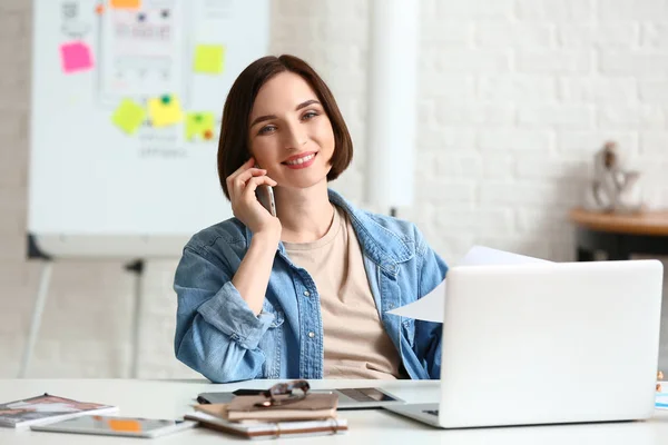 Designerin arbeitet im Büro — Stockfoto