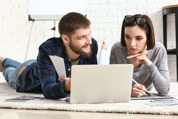 Diseñadores trabajando en proyectos en casa — Foto de Stock