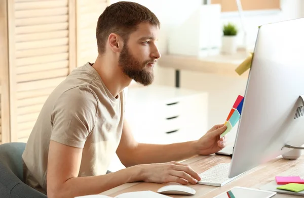 Diseñador masculino trabajando en oficina — Foto de Stock