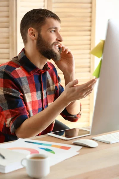 Diseñador masculino trabajando en oficina —  Fotos de Stock