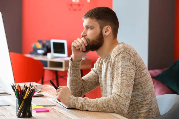 Diseñador masculino trabajando en oficina — Foto de Stock