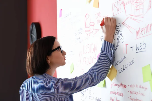 Proyecto de dibujo de diseñador de interiores femenino en la oficina — Foto de Stock