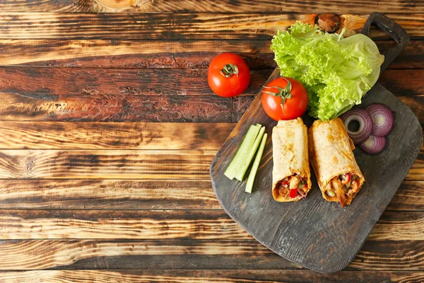 Bord met lekkere Döner kebab op houten tafel — Stockfoto