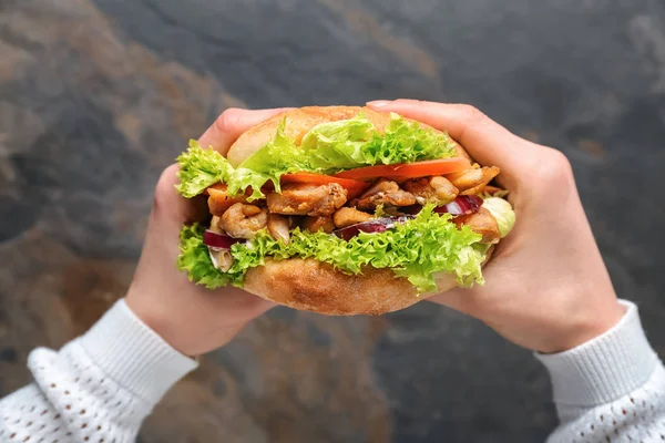 Manos femeninas con sabroso doner kebab, primer plano — Foto de Stock