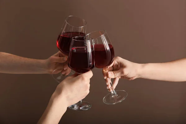 Femmes mains cliquetis verres de vin savoureux sur fond de couleur — Photo