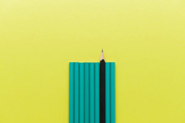 Egy fekete szűkítették a ceruza között a háttér színe tompa is. Az egyediség koncepció — Stock Fotó
