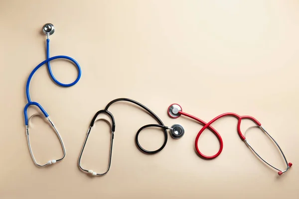 Stetoscopi medici su sfondo a colori — Foto Stock